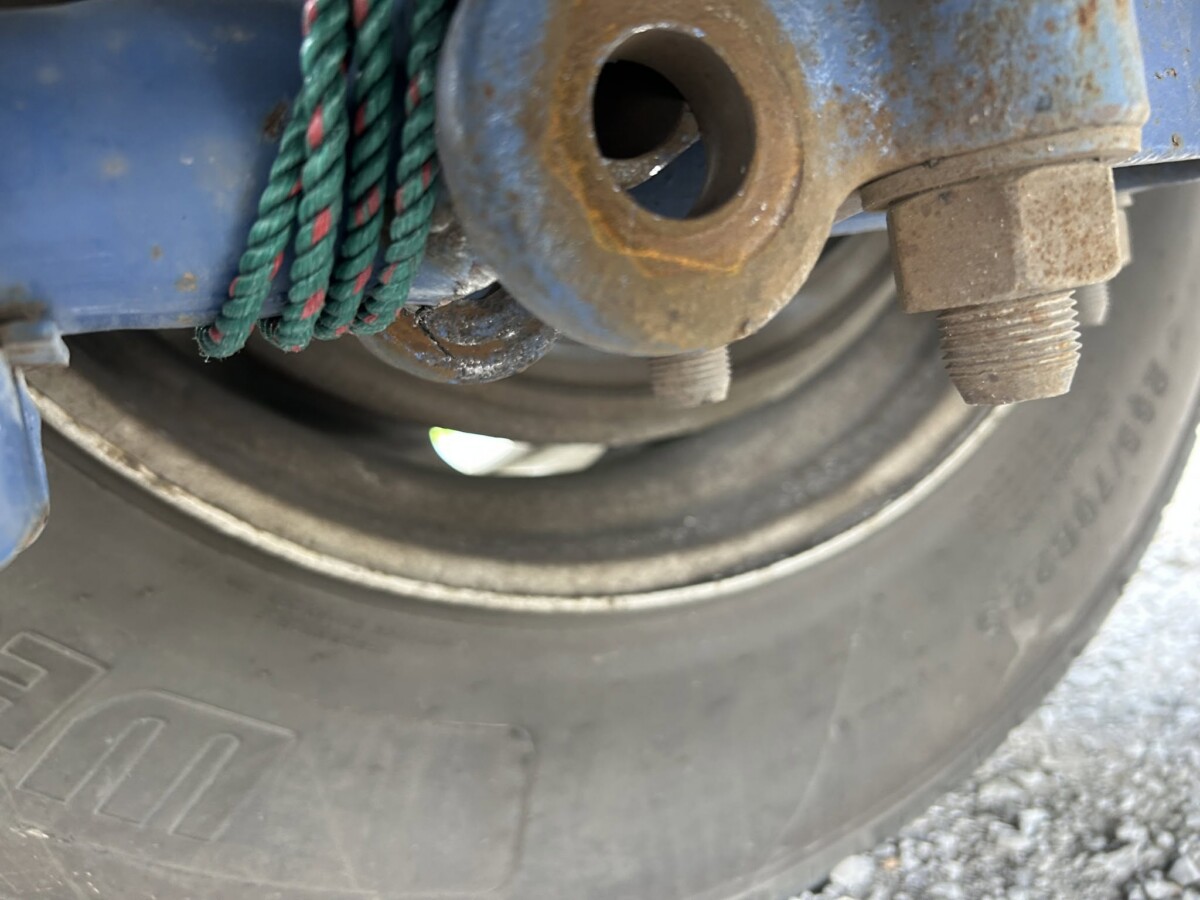 Semi trailer out-of-service in Missouri for rope and bungee cord fix
