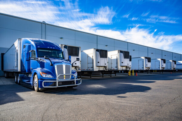 USDOT calls for ‘high-visibility dashboard’ to link trucking companies, railroads, and retailers to logistics hubs