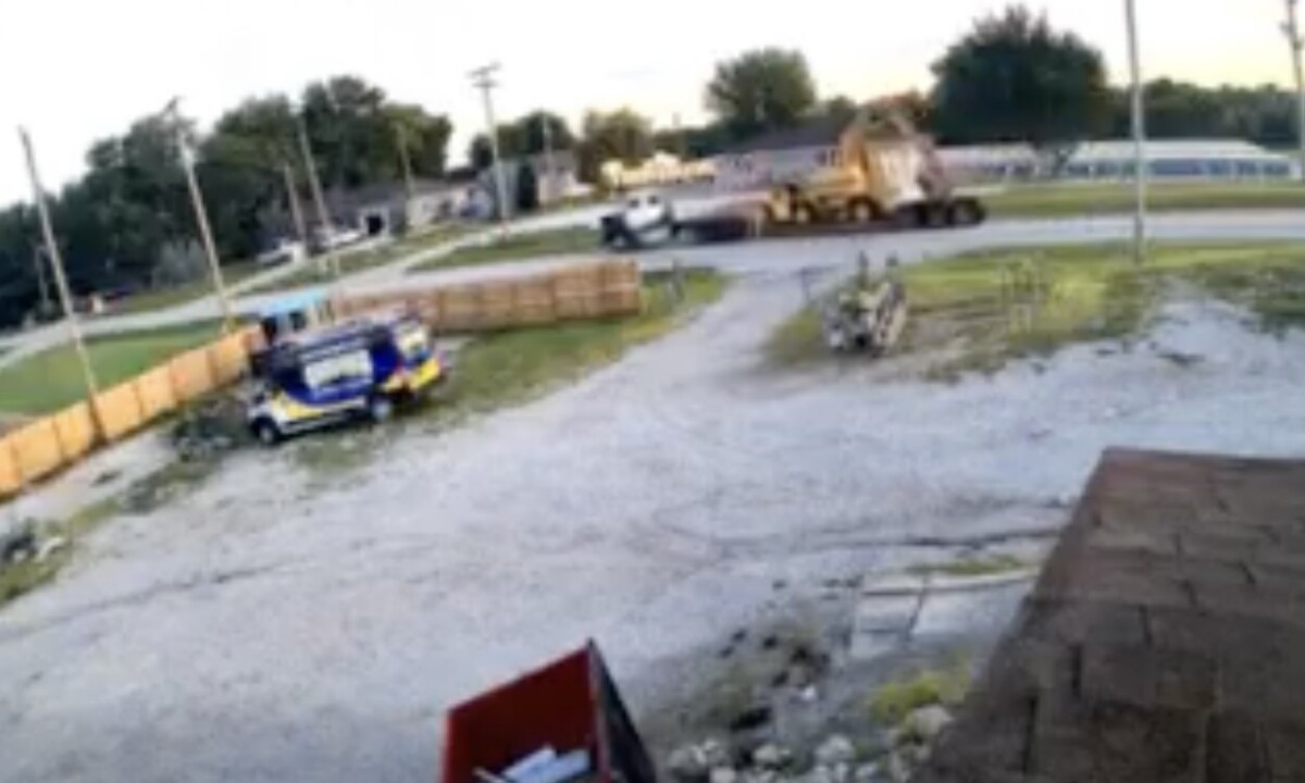 Truck driver fled after causing $100,000 in damage by taking out power lines during excavator haul, Missouri cops say