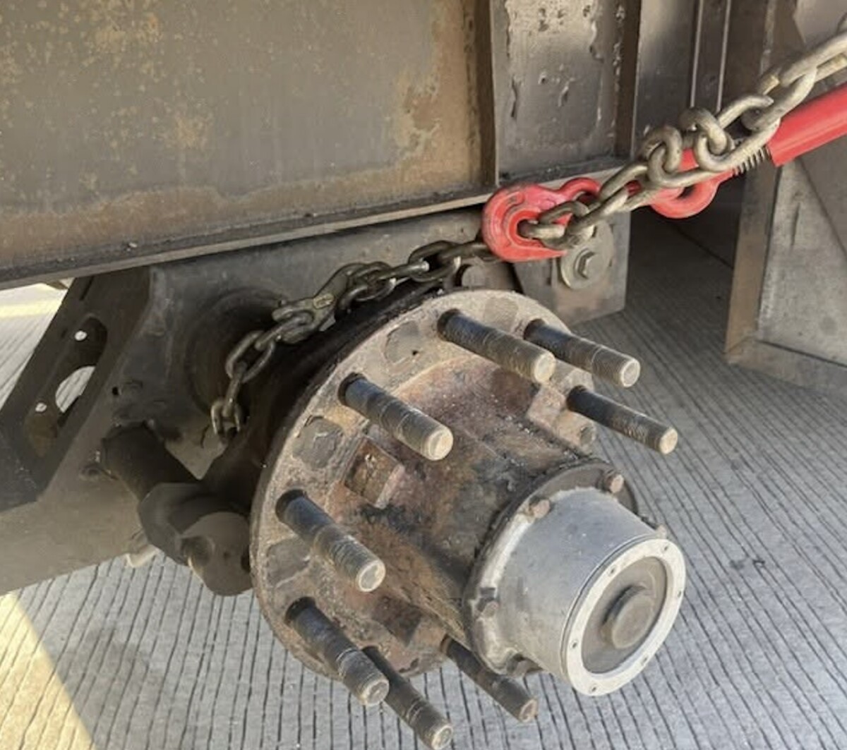 Truck driver out-of-service after fellow driver reported axle issue to police, Arizona DPS says